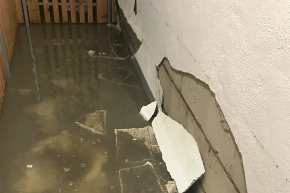 Ein Wasserschaden, verursacht z.B. durch Leitungsschaden oder Hochwasser